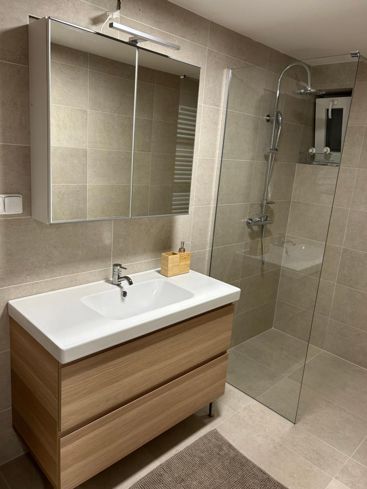 Red Travel Apartment Dvůr Králové nad Labem المظهر الخارجي الصورة